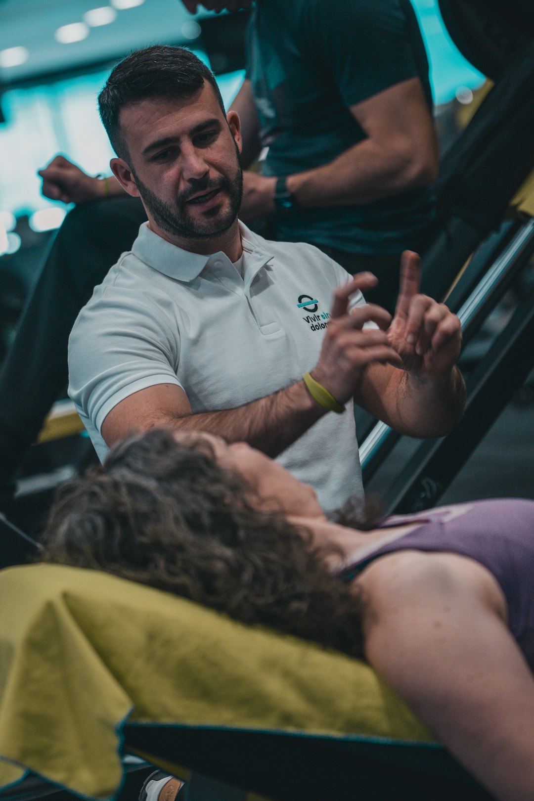 Sesión de entrenamiento en el gimnasio con un entrenador personal, enfocada en el rendimiento y el bienestar físico.